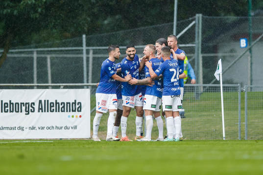 Trelleborgs Fritiof Björkén jublar med lagkamrater