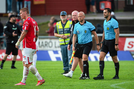Degerfors Victor Edvardsen och domare Granit Maqedonci
