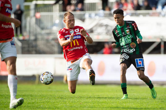 Degerfors Daniel Janevski  och Varbergs Tashreeq Matthews