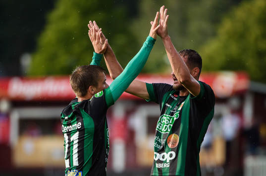 Varbergs Victor Karlsson och Albert Ejupi jublar