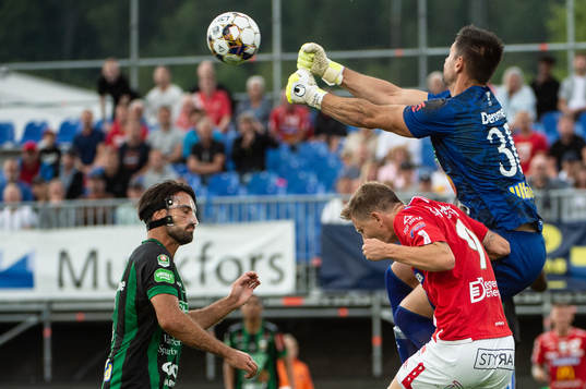 Varbergs Oliver Stanisic, målvakt Stojan Lukic och