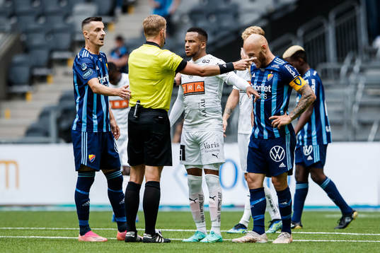 Häckens Martin Olsson i diskussion med domare Glenn Nyberg