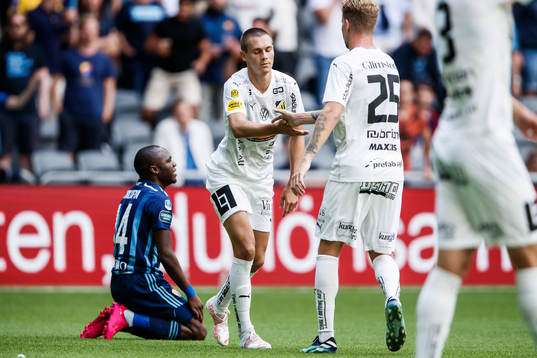 Djurgårdens Edward Chilufya och Häckens Tobias Carlsson