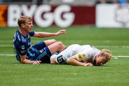 Djurgårdens Rasmus Schüller och Häckens Gustav Berggren