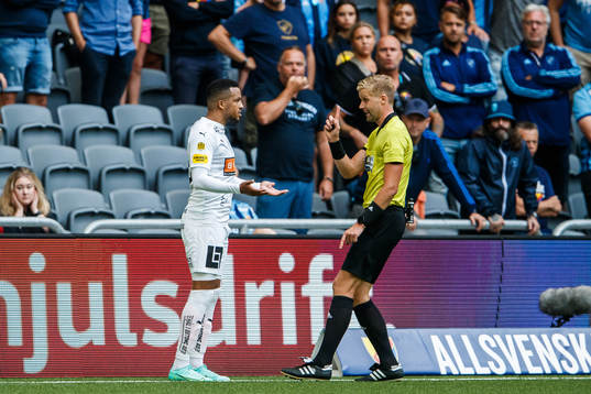 Häckens Martin Olsson  och domare Glenn Nyberg