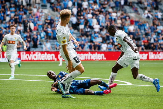Djurgårdens Edward Chilufya i en duell med Häckens Samuel