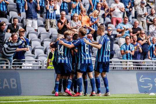 Djurgårdens Aslak Witry jublar med lagkamrater
