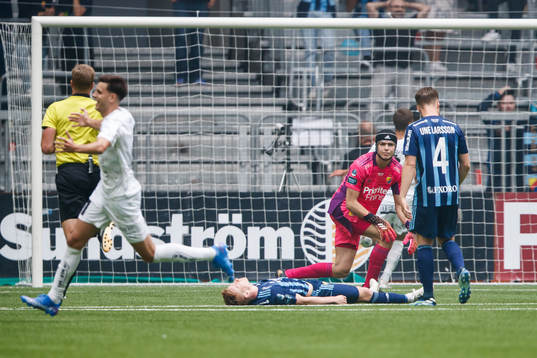 Djurgårdens Aslak Witry och målvakt Jacob Widell