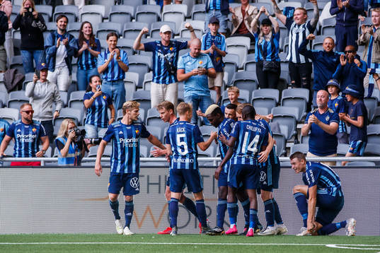Djurgårdens Jacob Une Larsson jublar med lagkamrater