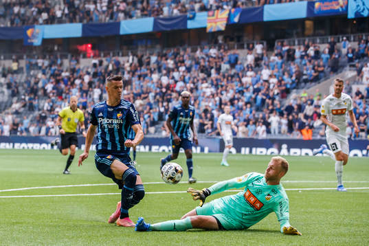 Djurgårdens Haris Radetinac och Häckens målvakt Peter