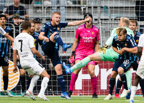 Djurgårdens Kalle Holmberg rensar undan bollen