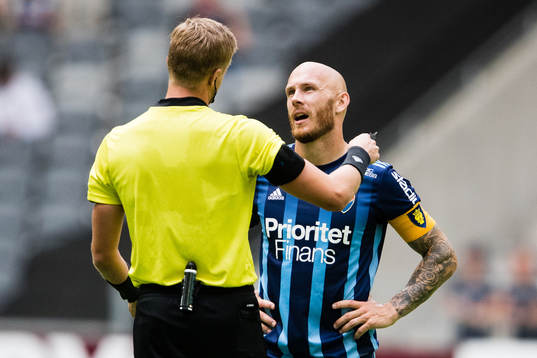 Domare Glenn Nyberg och Djurgårdens Magnus Eriksson