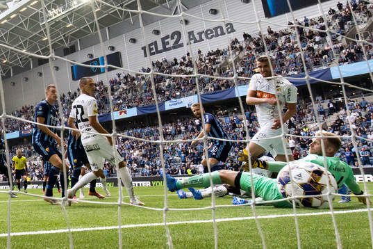 Djurgårdens Jacob Une Larsson gör 2-1 för Djurgården