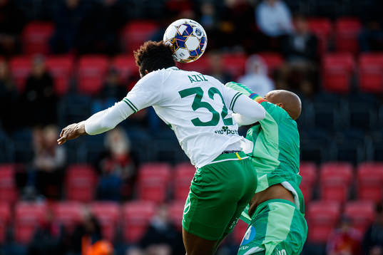 Hammarbys Aziz Mohammed Ouattara i en duell med Östersunds