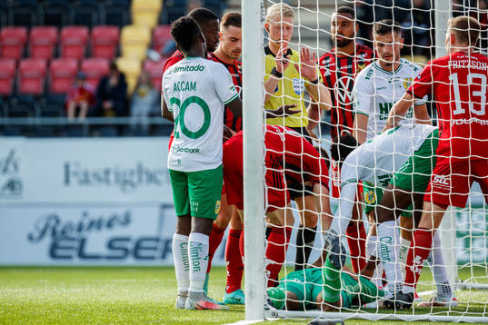 Östersunds målvakt Aly Keita har ont