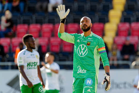 Östersunds målvakt Aly Keita reagerar