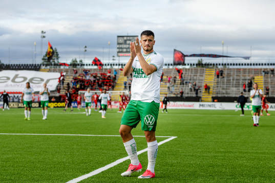 Hammarbys Astrit Selmani tackar publiken