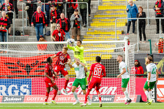 Hammarbys målvakt Oliver Dovin med en räddning