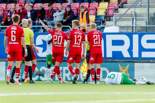 Östersunds Felix Hörberg  i samtal med Hammarbys David
