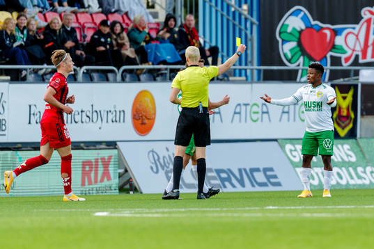 Hammarbys Akinkunmi Amoo får gult kort