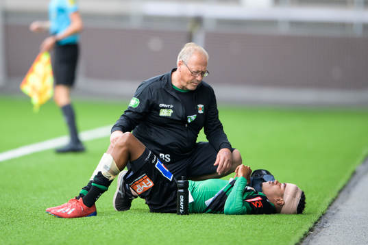 Varbergs Dean Solomons skadad vid sidan av planen