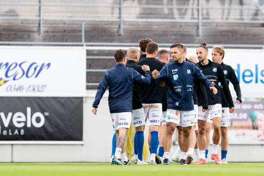 Norrbys spelare före fotbollsmatchen i Superettan mellan