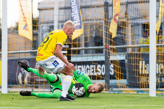 Falkenbergs Adam Bergmark Wiberg och Norrbys målvakt Anton