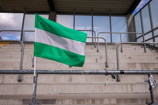 En flagga med Västerås färger på ståplatsläktaren på