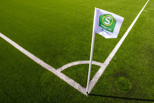 En hörnflagga med Superettans logotyp på Iver Arena med