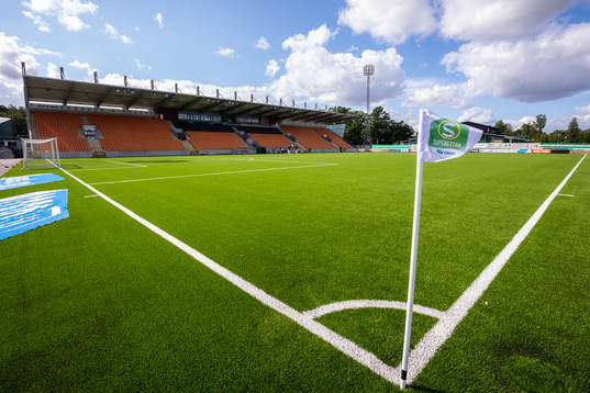 Iver Arena med konstgräs och en hörnflagga med
