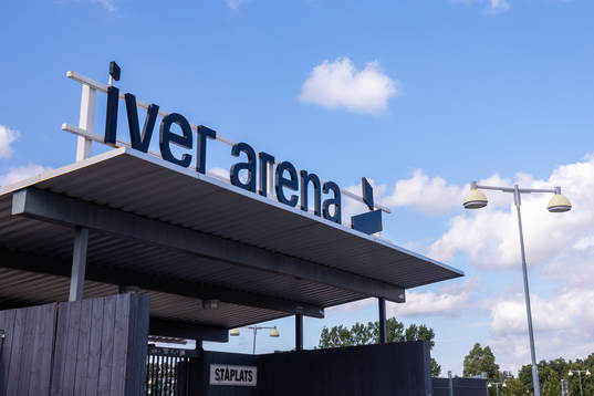 En skylt vid en enrtré på Iver Arena