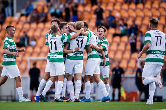 Västerås Simon Johansson jublar med lagkamrater