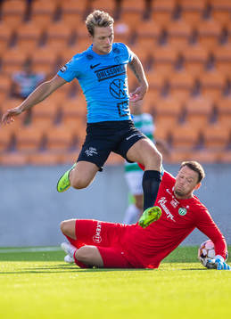 Landskronas Robin Hofsö och Västerås målvakt Anton