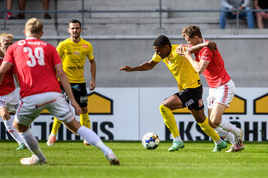 Mjällbys Amin Sarr och Kalmars Piotr Johansson