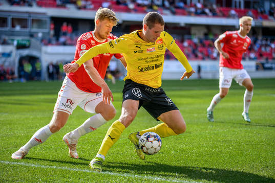Kalmars Lars Saetra och Mjällbys Jacob Bergström