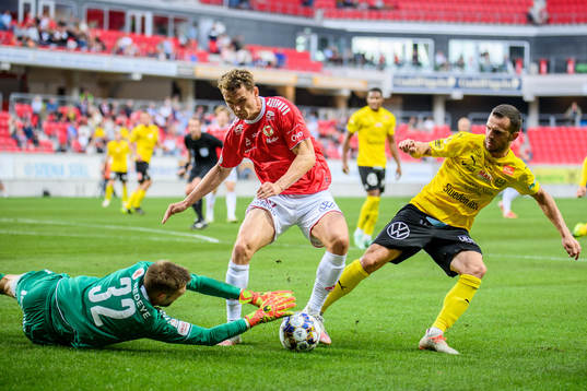 Kalmars målvakt Lucas Hägg Johansson och Piotr Johansson