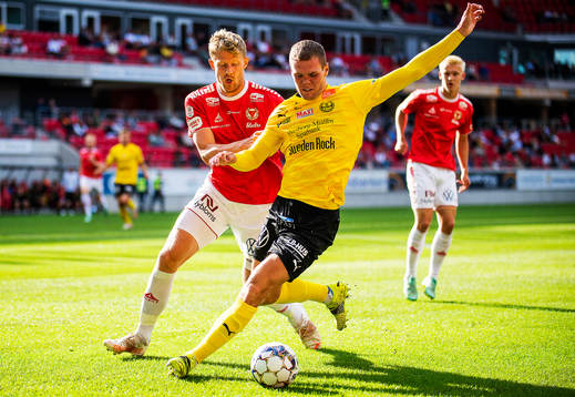 Kalmars Lars Saetra och Mjällbys Amin Sarr