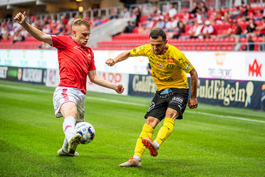 Kalmars Isak Jansson och Mjällbys Kadir Hodzic