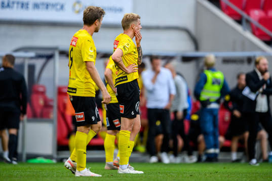 Mjällbys Magnus Wørts och Joel Nilsson deppar
