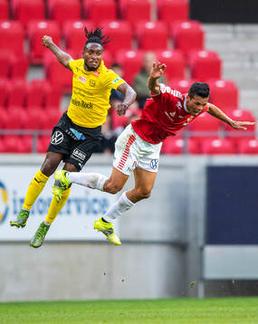 Kalmars Romario Pereira Sipiao och Mjällbys Mamudu Moro