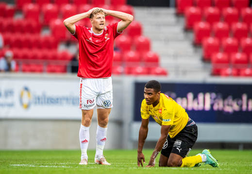 Kalmars Lars Saetra reagerar på ett domslut
