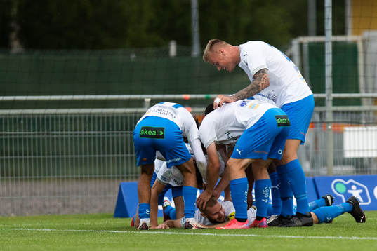 Värnamos Freddy Winsth jublar med lagkamrater