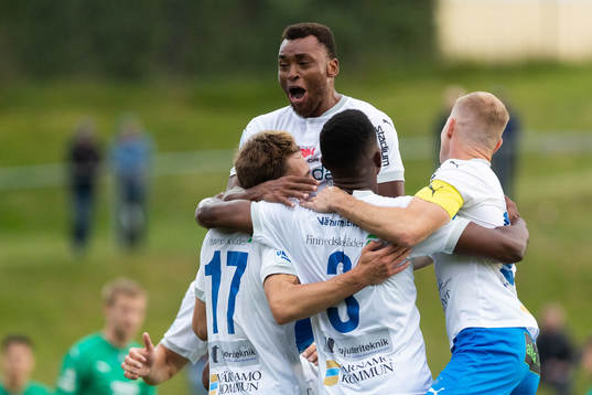 Värnamos Oscar Uddenäs jublar med lagkamrater