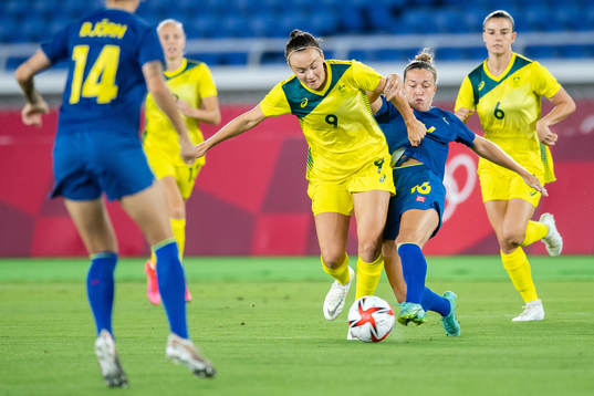 Caitlin Foord of Australia and Filippa Angeldahl of Sweden