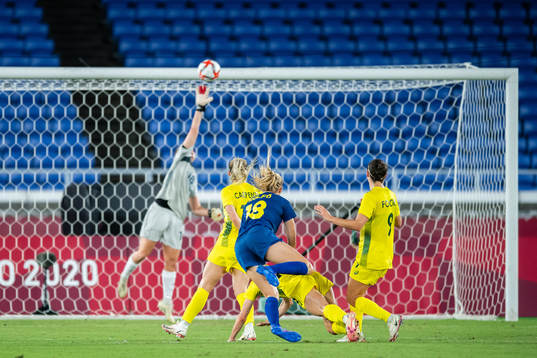 Fridolina Rolfö of Sweden and Lydia Williams of Australia
