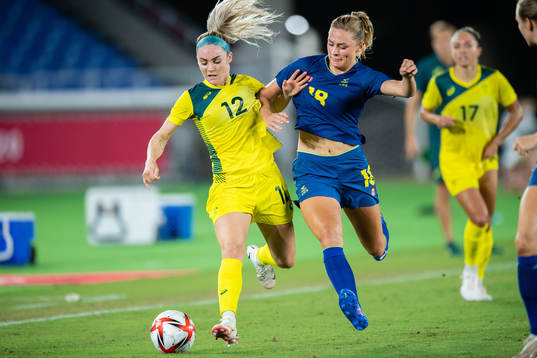 Ellie Carpenter of Australia and Fridolina Rolfö of Sweden
