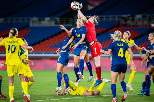 Amanda Ilestedt and Hedvig Lindahl of Sweden in the