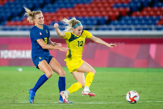 Fridolina Rolfö of Sweden and Ellie Carpenter of Australia