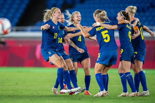 Players of Sweden celebrate winning in the women´s