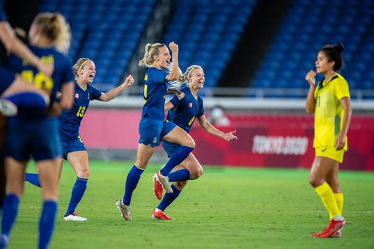 Players of Sweden celebrate winning in the women´s